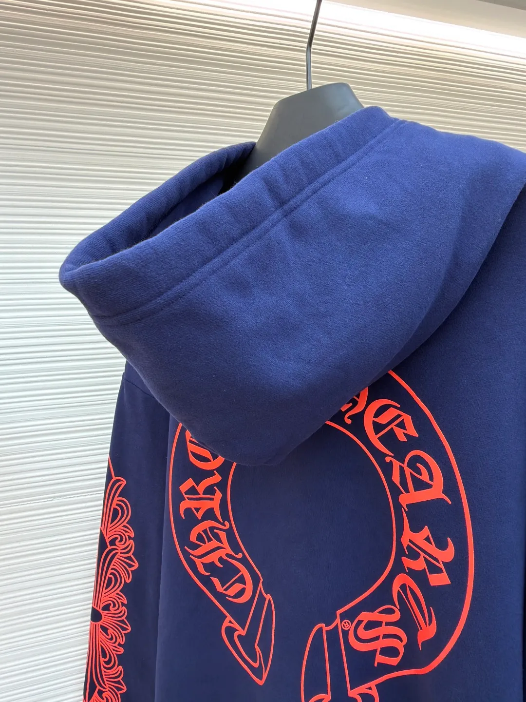 P430 Chrome Hearts Horseshoe flower hooded sweatshirt ●Item number: 1681506-A85 ●Material: Australian velvet satin technical cotton fabric ●Technology: glue printing ●Color: blue and red ●Version: fitted version ●Weight: about 865 grams ●Size: S-M-L-XL ●Description: Australian velvet satin technical cotton Excellent texture Comfortable and close to the skin A touch of midnight navy dip-dyed Low-key elegance Realistic red horseshoe flowers in three forms. The trendy flame ink blends naturally on the rice paper. Controls the visual focus. From concrete totems to abstract light spots. Whispering the rock oracle that I am the rule. A rebellious ceremony about wearing and performing, using glue printing. The printing has been modified three times with film screens. Use glue liquid paint to print the pattern on the fabric. The fabric is baked to fix the printed pattern. Maintain long-lasting beauty. The overall wiring is straight and delicate, the fabric is comfortable and soft, and the color is consistent without color difference. It can be matched with the same style to create a fashionable look and control various occasions. Customized accessories, complete with three standards, same style for men and women!